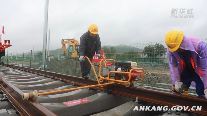 新华社 | 西康高铁正式启动全线铺轨